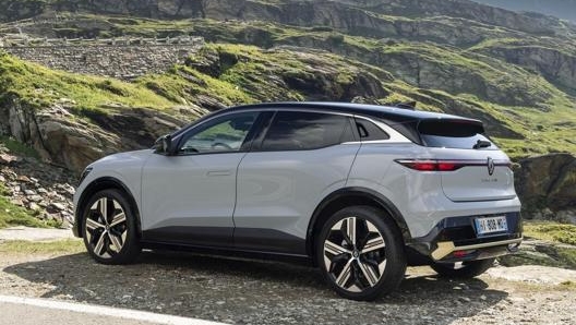 La Megane elettrica ha una linea nettamente da crossover, caratterizzata da un design audace e deciso esaltata dai cerchi da 20”