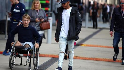 Billy Monger con Lewis Hamilton. Lapresse