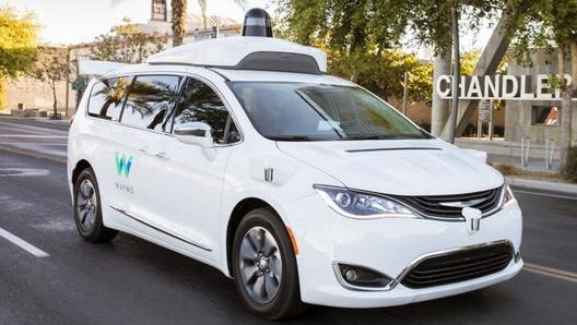 Le Chrysler Pacifica Hybrid equipaggiate con Waymo Driver già forniscono migliaia di corse completamente autonome a Phoenix, in Arizona