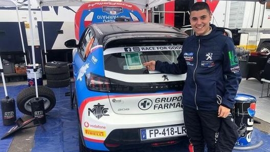 Oscar Palomo indica la “L” sulla Peugeot da gara: equivale alla nostra “P” di principiante, obbligatoria per i neopatentati