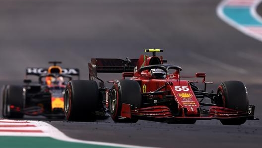 La SF21 di Sainz davanti a una Red Bull. Getty