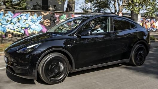 La Tesla Model Y è il modello più venduto del segmento E con 325 unità