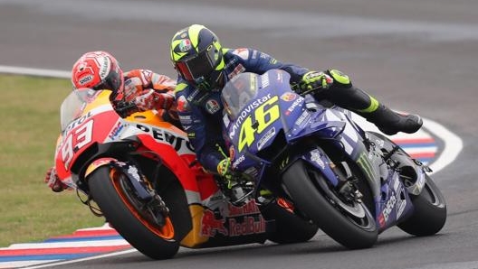 Un contatto ravvicinato fra Marc Marquez e Valentino Rossi. Epa