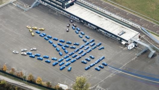 Il tridente realizzato con 80 esemplari preserie della Maserati Grecale