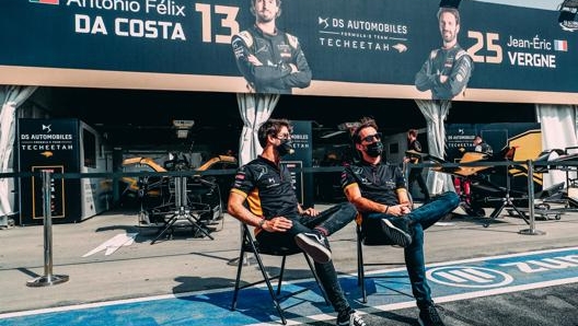 Davanti al garage con il compagno, Jean-Eric Vergne