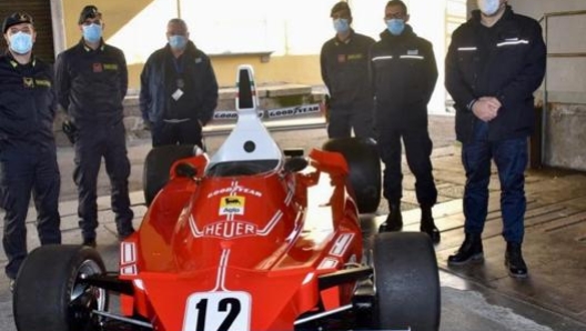 Gli agenti insieme alla Ferrari numero 12 (Facebook Agenzia Dogane e Monopoli-ADM)