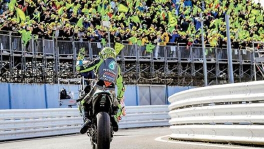 Nel libro un’imperdibile gallery dell’ultima indimenticabile stagione di gare di Valentino Rossi