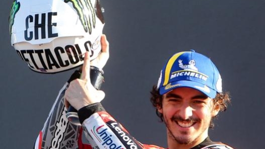 Francesco Bagnaia, festeggia il successo di Valencia sfoggiando il casco di Valentino. È uno degli eredi più titolati