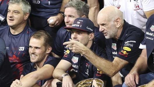 Newey con Verstappen dopo la vittoria nel Mondiale F1 2021. Epa