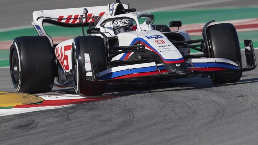 epa09778769 Russian Formula One driver Nikita Mazepin of Haas during the pre-season running sessions held at the Circuit de Barcelona-Catalunya racetrack in Montmelo outside Barcelona, Spain, 23 February 2022.  EPA/Alejandro GarcÃ­a