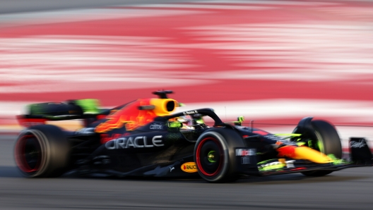 BARCELONA, SPAIN - FEBRUARY 23: Max Verstappen of the Netherlands driving the (1) Oracle Red Bull Racing RB18 during Day One of F1 Testing at Circuit de Barcelona-Catalunya on February 23, 2022 in Barcelona, Spain. (Photo by Mark Thompson/Getty Images)