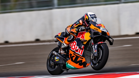 Miguel Oliveira in azione con la Ktm RC 16 2022