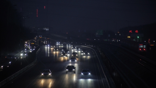 epa09588783 Vehicles drive on a highway on a pollution day in Beijing, China, 18 November 2021. Chinese government calls for a nationwide battle to prevent and control pollution, while setting specific targets for cleaner air and water and drawing up plans to tackle carbon emissions vowing that by 2025 they will reduce carbon dioxide emissions per unit of GDP by 18 percent compared with the level in 2020.  EPA/WU HONG