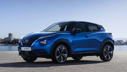 Nissan Juke Hybrid sfoggia i badge dedicati nei pressi dei passaruota anteriori