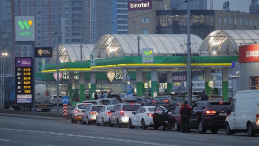 epaselect epa09780269 Cars line up at a gas station in Kiev, Ukraine, 24 February 2022. Russian troops entered Ukraine while the country's President Volodymyr Zelensky addressed the nation to announce the imposition of martial law.  EPA/SERGEY DOLZHENKO