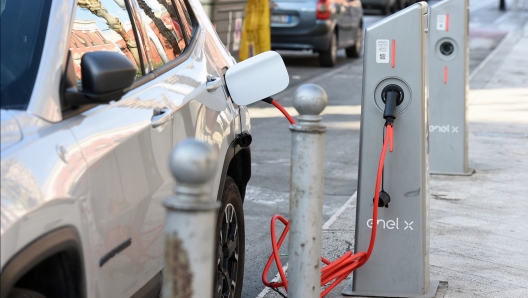 AL VIA ECOBONUS PER L'ACQUISTO DI AUTO ECOLOGICHE, COLONNINE PER LA RICARICA DELLE AUTO ELETTRICHE, COLONNINA, RICARICHE, STAZIONI, AUTOMOBLIE ELETTRICA, ENEL X - AL VIA ECOBONUS PER L'ACQUISTO DI AUTO ECOLOGICHE - fotografo: DE GIGLIO IMAGOECONOMICA