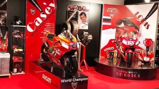 Vicine di casa: la moto iridata di Casey Stoner e la 65 di Loris Capirossi