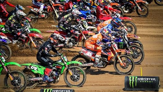 La partenza di una gara di motocross