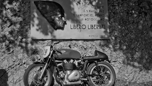 La targa commemorativa nel luogo dell'incidente