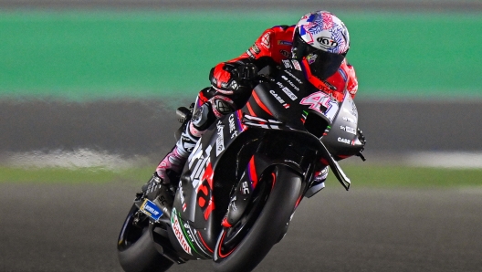 epa09801469 Spanish MotoGP rider Aleix Espargaro of the Aprilia Racing Team in action during the second free practice session of the Motorcycling Grand Prix of Qatar at the Losail International Circuit in Doha, Qatar, 04 March 2022. The 2022 MotoGP World Championship season's first race will be held at Losail International Circuit on 06 March.  EPA/NOUSHAD THEKKAYIL