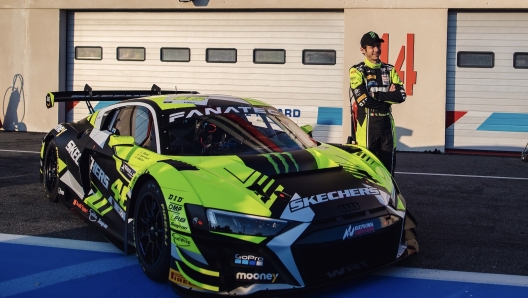 Valentino Rossi posa con l'Audi R8 Lms GT3 del team Wrt. M. Scudiero