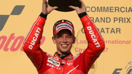 epa00952769 Australian MotoGP pilot Casey Stoner on Ducati celebrates on the podium after winning the Grand Prix of Qatar on the Losail International Circuit near Doha, Qatar, Saturday, 10 March 2007. Stoner won a close race ahead of Italian Yamaha pilot Valentino Rossi.ANSA-EPA-DEB