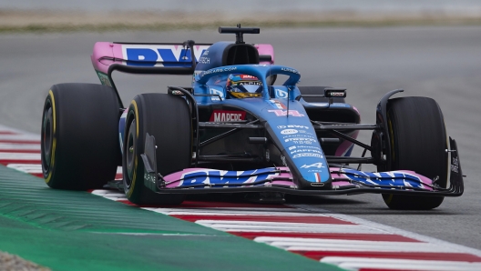 epa09783995 Spanish Formula One driver Fernando Alonso of BWT Alpine F1 Team in action during the pre-season testing at the Circuit de Barcelona-Catalunya racetrack in Montmelo outside Barcelona, Spain, 25 February 2022.  EPA/Alejandro Garcia