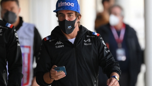 Alpine's Spanish driver Fernando Alonso arrives for a press conference during the second day of the Formula One (F1) pre-season testing at the Circuit de Barcelona-Catalunya in Montmelo, Barcelona province, on February 24, 2022. (Photo by LLUIS GENE / AFP)