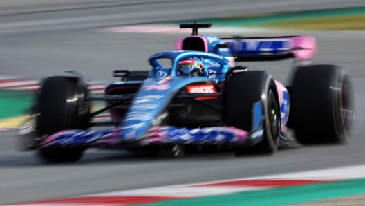 BARCELONA, SPAIN - FEBRUARY 23: Fernando Alonso of Spain driving the (14) Alpine F1 A522 Renault during Day One of F1 Testing at Circuit de Barcelona-Catalunya on February 23, 2022 in Barcelona, Spain. (Photo by Mark Thompson/Getty Images)