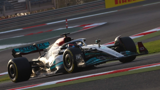 Mercedes' British driver George Russell drives during the first day of Formula One (F1) pre-season testing at the Bahrain International Circuit in the city of Sakhir on March 10, 2022. (Photo by Giuseppe CACACE / AFP)