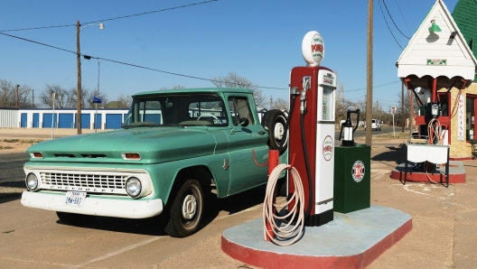 Un'iconica immagine di un distributore di carburante americano con un vecchio pick-up