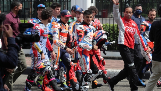 epa09827917 Indonesian President Joko Widodo (R) waves while walking with MotoGP racers in front of State Palace during a parade held to mark the start of the Pertamina Grand Prix of Indonesia, in Jakarta, Indonesia, 16 March 2022.  EPA/Bagus Indahono