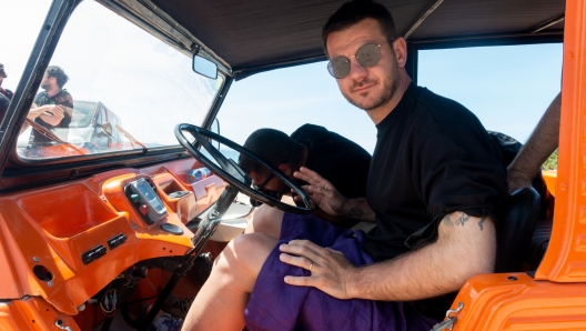 A Formentera Cattelan ha utilizzato una Mehari arancione