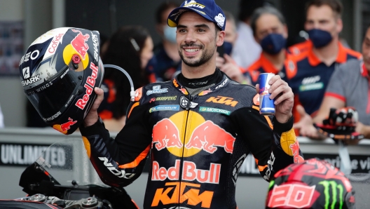 epa09837519 Portuguese MotoGP rider Miguel Oliveira (C) of Red Bull KTM Factory Racing jubilates after winning the Motorcycling Grand Prix of Indonesia at the Pertamina Mandalika International street circuit in Lombok, Indonesia, 20 March 2022.  EPA/ADI WEDA