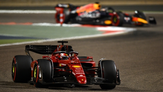 BAHRAIN, BAHRAIN - MARCH 20: Charles Leclerc of Monaco driving (16) the Ferrari F1-75 leads Max Verstappen of the Netherlands driving the (1) Oracle Red Bull Racing RB18 during the F1 Grand Prix of Bahrain at Bahrain International Circuit on March 20, 2022 in Bahrain, Bahrain. (Photo by Clive Mason/Getty Images)