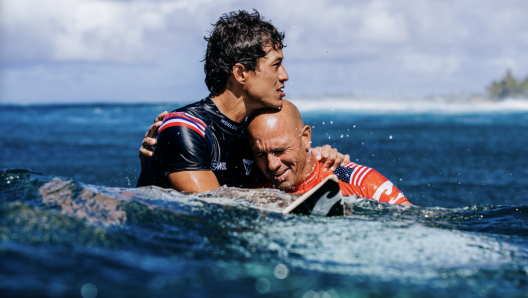 Kelly Slater abbraccia Seith Moniz dopo la vittoria al Billabong Pipe Master