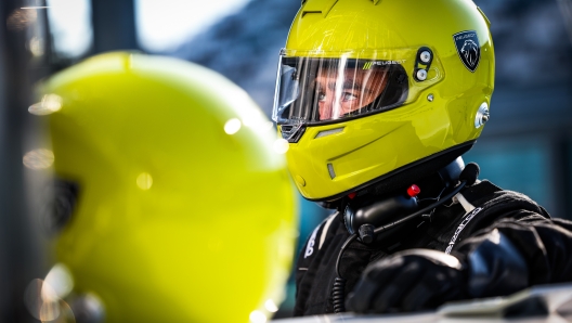 Meccanici Peugeot Sport ai test della Hypercar 9X8 a Magny-Cours