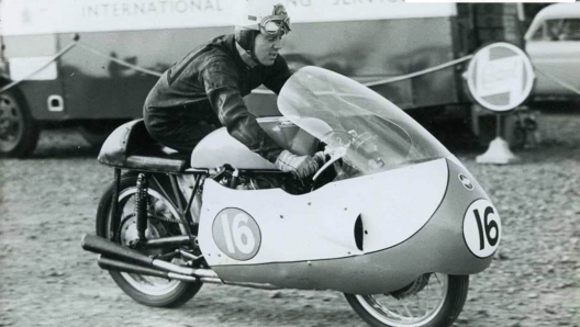 1957-geoff-duke-gilera-500-4-cilindri