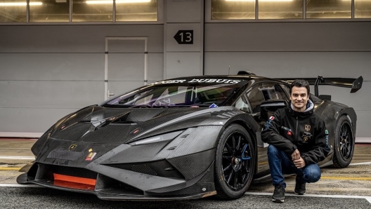 Dani Pedrosa, 36 anni, posa con la sua Lamborghini Huracan Super Trofeo