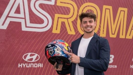 Fabio Di Giannantonio posa col nuovo casco con logo della Roma