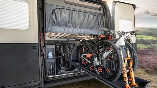 auto trail camper ciclisti