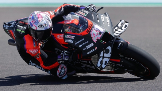 Aleix Espargaro in azione con l'Aprilia. Epa