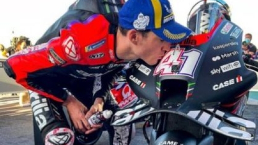 Aleix Espargaro bacia la sua Aprilia dopo la pole