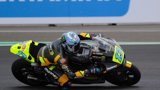 epa09837452 Italian Moto2 rider Celestino Vietti of the Mooney VR46 Racing Team in action during the Motorcycling Grand Prix of Indonesia at the Pertamina Mandalika International street circuit in Lombok, Indonesia, 20 March 2022.  EPA/ADI WEDA