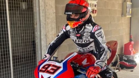 Marc Marquez, 29 anni, pronto per il test sulla sua Cbr 600 (foto @marcmarquez93)