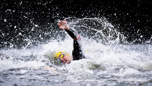 Allenamento triathlon nuoto in acque libere