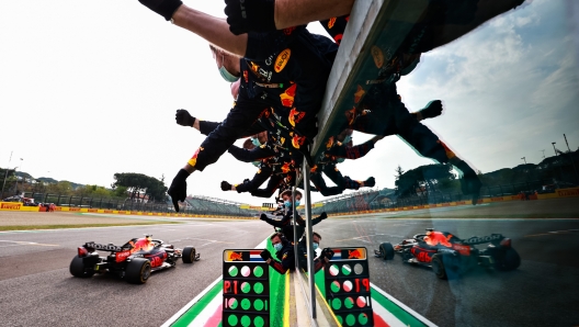 IMOLA, ITALY - APRIL 18: Race winner Max Verstappen of the Netherlands driving the (33) Red Bull Racing RB16B Honda passes his team celebrating on the pitwall during the F1 Grand Prix of Emilia Romagna at Autodromo Enzo e Dino Ferrari on April 18, 2021 in Imola, Italy. (Photo by Mark Thompson/Getty Images) *** BESTPIX ***