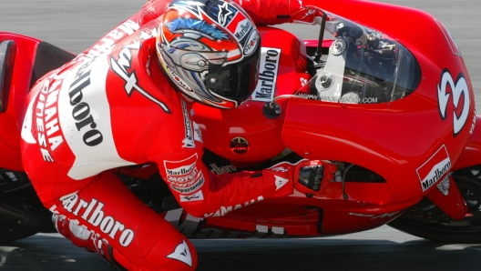 biaggi - Maxi Biaggi of Italy steers his four-stroke YZR-M1 Yamaha during the practice session in the Motorcycle Grand Prix of Japan at the Suzuka Circuit in Suzuka, central Japan, Friday, April 5, 2002. Biaggi will run in the new MotoGP category of the grand prix. (AP Photo/Shuji Kajiyama) - Fotografo: ap