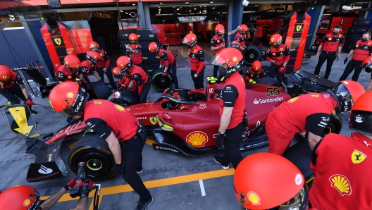 La Ferrari di Carlos Sainz ai box di Melbourne. AFP