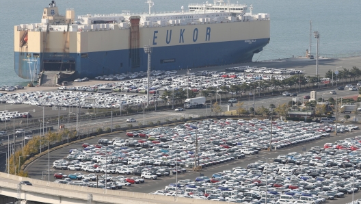 epa09558810 Cars are on standby for shipment at a quay of Hyundai Motor Co.'s factory in Ulsan, South Korea, 02 November 2021. South Korean carmakers' local and overseas sales dropped for the fourth consecutive month in October amid the supply shortage of semiconductors.  EPA/YONHAP SOUTH KOREA OUT